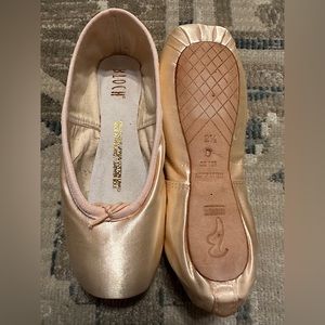 ‘Aspiration’ pointe shoes by Bloch - 2.5 D